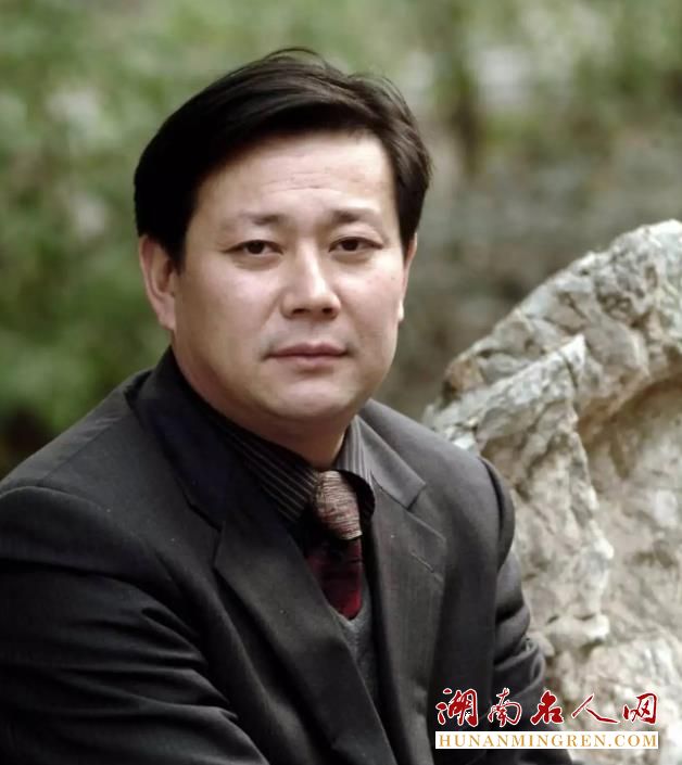 鄢福初：中国书法家协会副主席、湖南省书法家协会主席