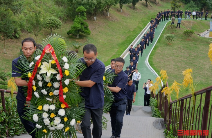 您从未离去，我们从未忘记！袁老墓前摆满来自全国各地的鲜花