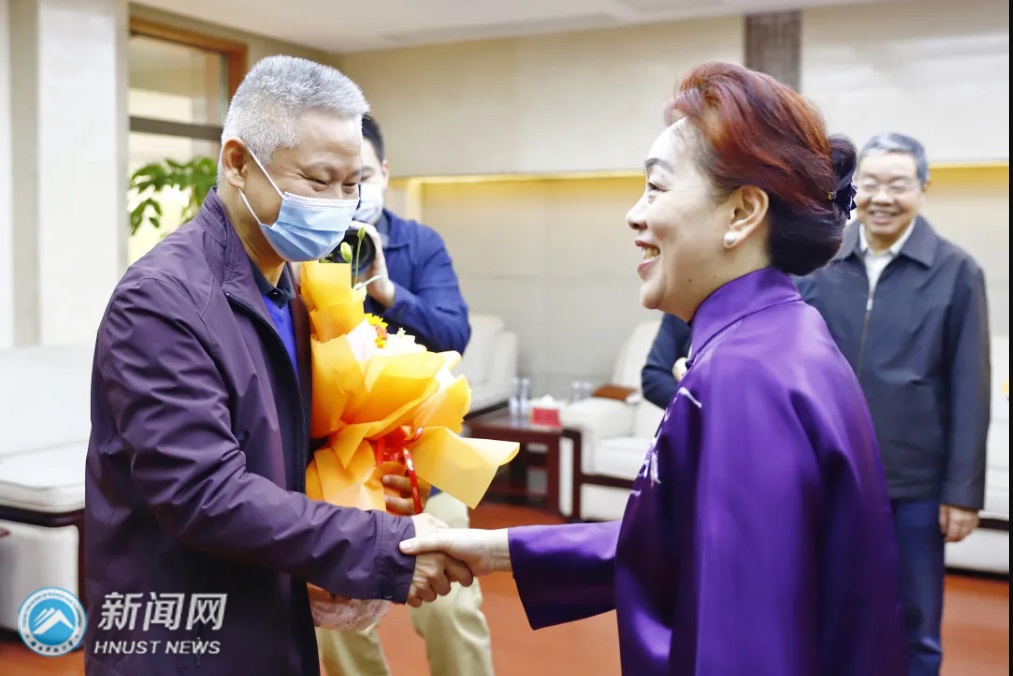 万步炎：荣获“全国杰出专业技术人才”称号