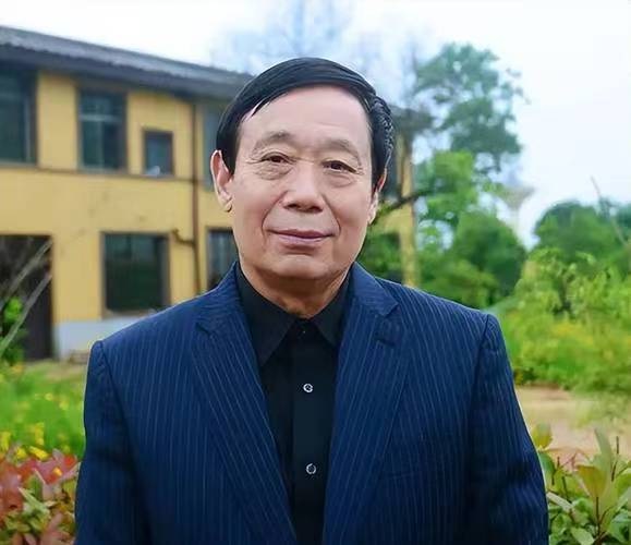 谭仲池：湖南省文联原主席、湖南省政协原副主席