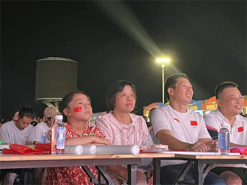 湖南伢子严浪宇奥运摘铜！父母在老家开小超市，妈妈很少看他比赛：太紧张不敢看