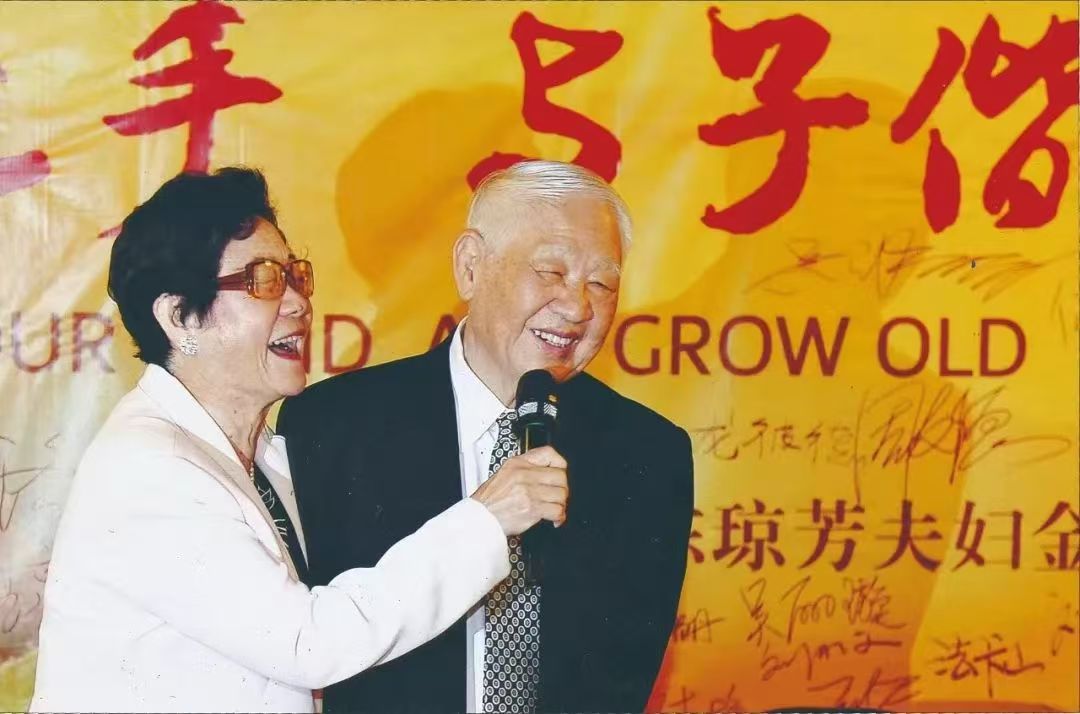 “诗魔”洛夫：“我只是历史中流浪了许久的那滴泪”