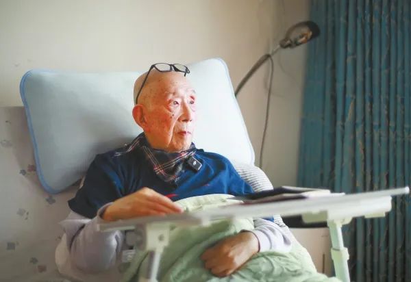 锺叔河：暮色中起飞，白头仍吟诗