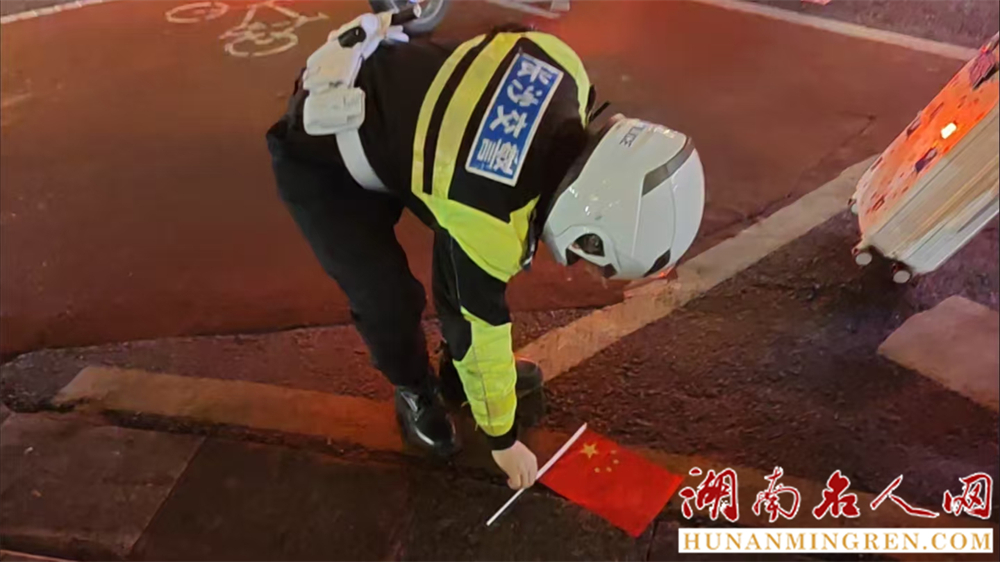暖心！2025年情人节，交警一个弯腰......