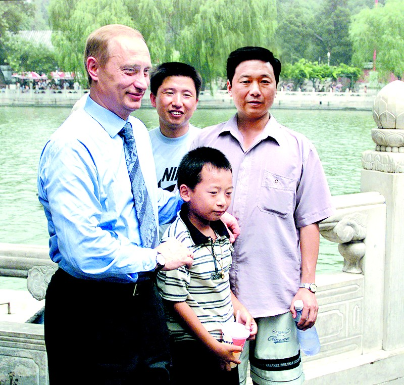 俄罗斯官媒“寻人”，25年前与普京合影的中国男孩找到了，来自湖南岳阳