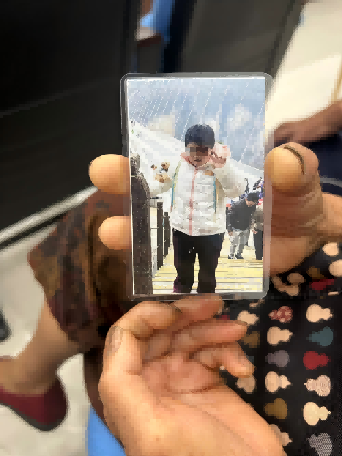 湖南15岁残障女孩在穿村铁路段被撞身亡，家属称事发前未装防护栏，铁路公司主张无责；此前女孩一亲属也被撞身亡
