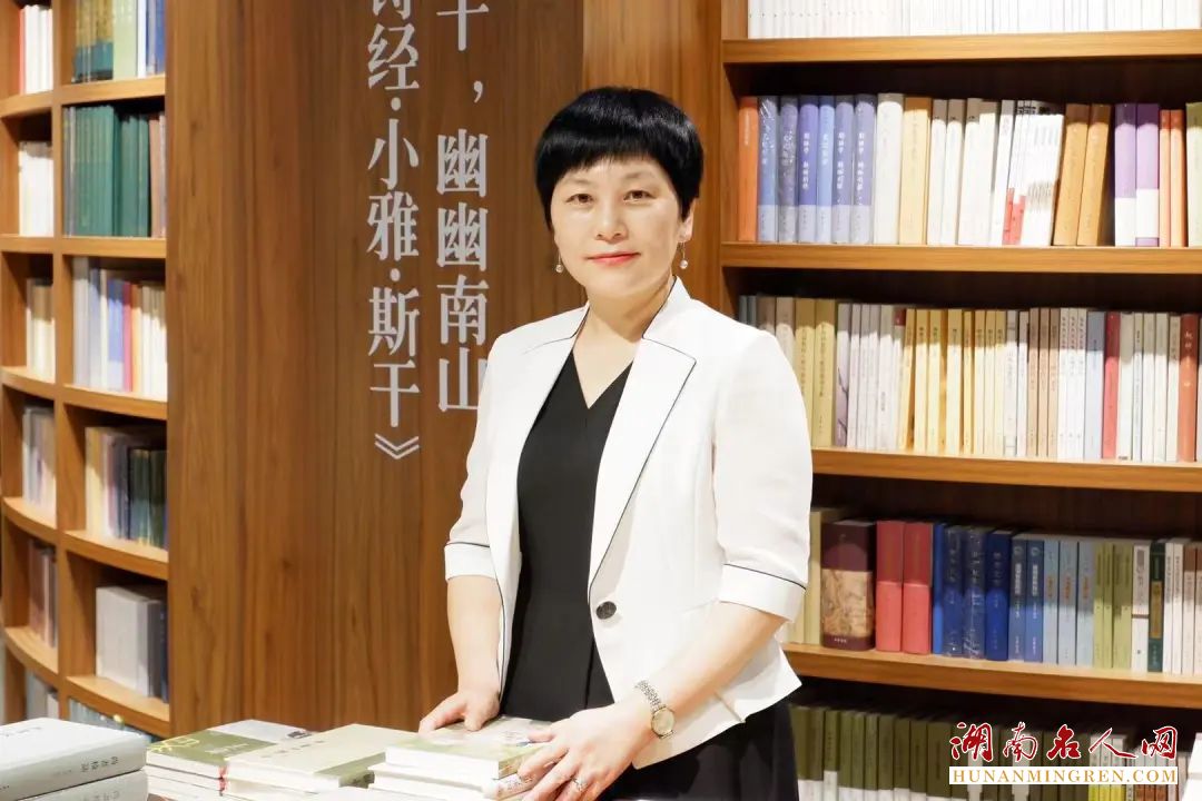 汤素兰获评“全国三八红旗手”称号