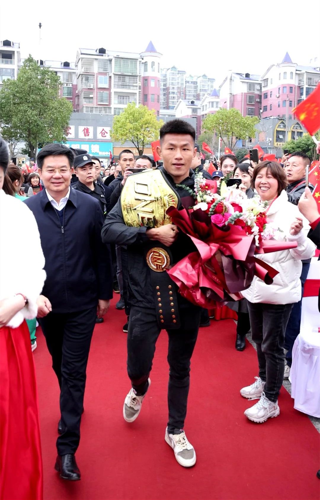 唐凯再度折桂！载誉归来 家乡人民热烈欢迎！