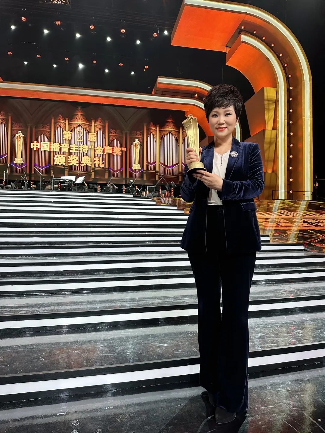 湖南广电主持人何帅喜获“金声奖”