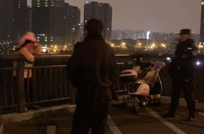 事发福元路大桥！警察只用一秒，抢回长沙女子一命！