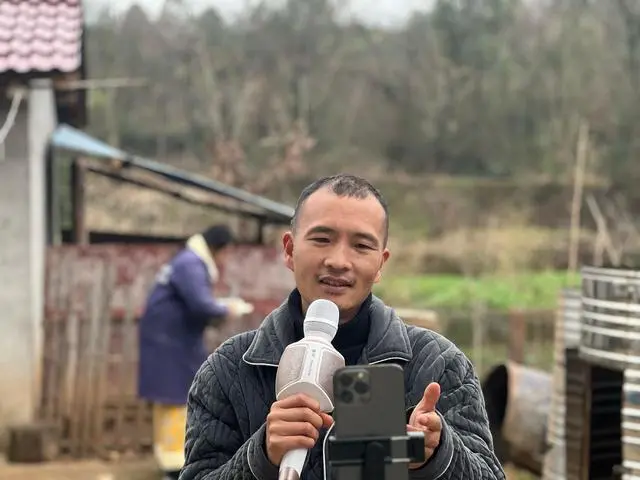湖南农民歌手走上央视舞台