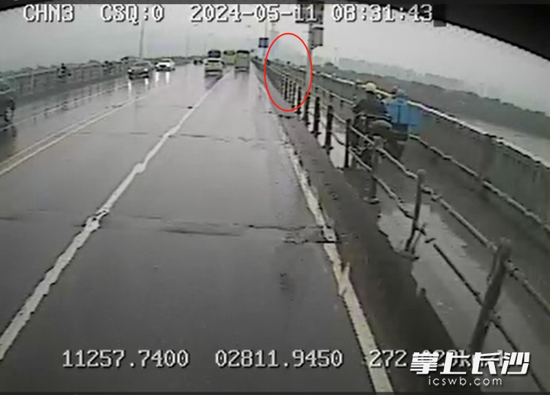事发长沙橘子洲大桥！他突然紧急靠边停车……
