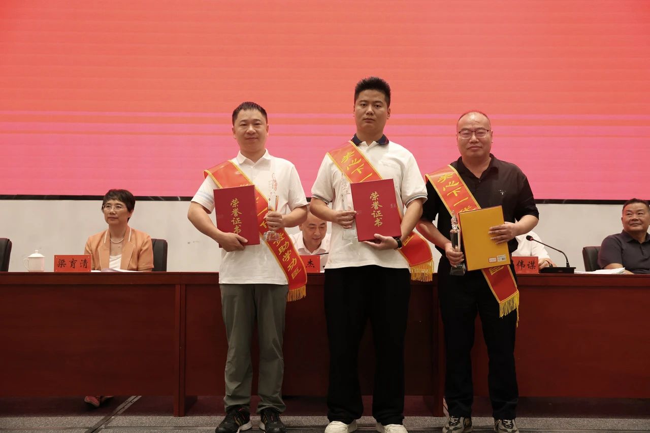 捐资助学润桑梓 情系故乡暖人心 ——聚恒数科董事长陈遂仲再获涟源市关心下一代“捐资助学功臣”称号