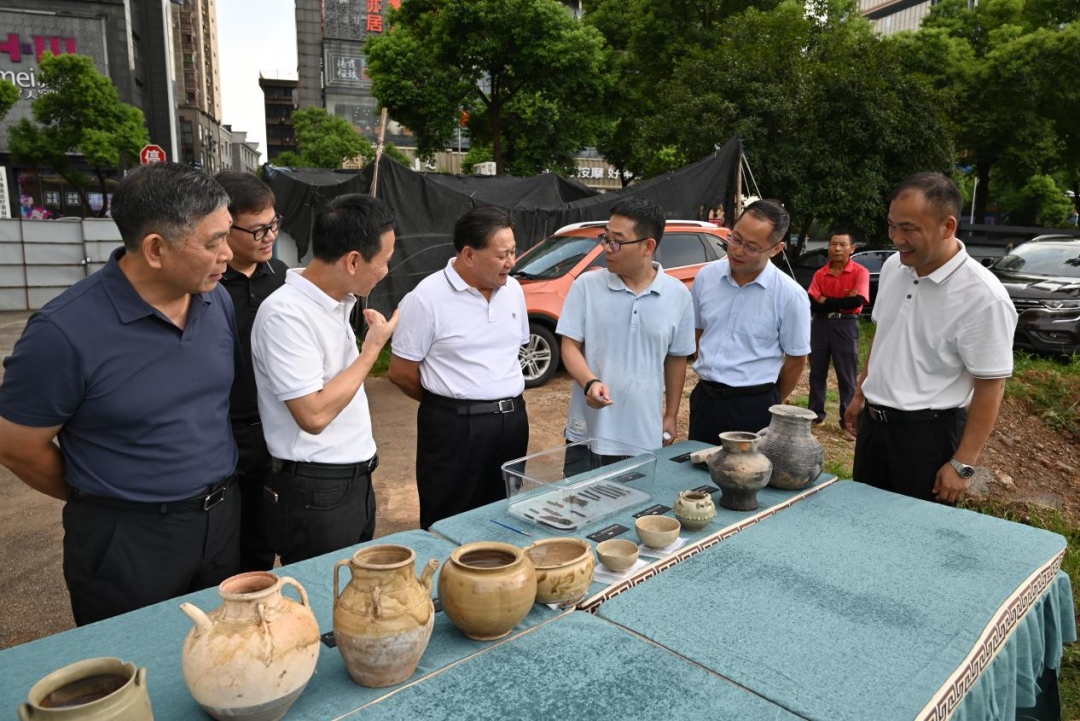 鄢福初到贾谊故居调研指导文化建设