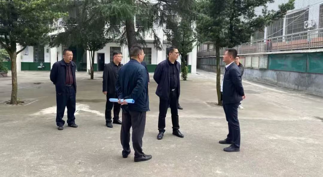 涟源市副市长周新科到涟源二中调研