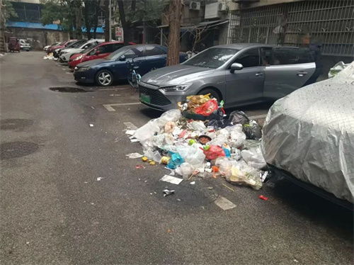 长沙一无物业小区垃圾成堆，居民盼清理！社区回应