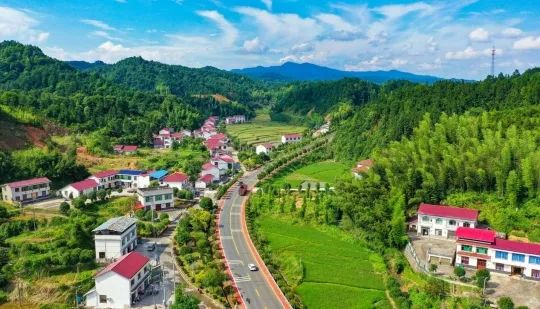 全国“十佳”！湖南这条路的美景藏不住了
