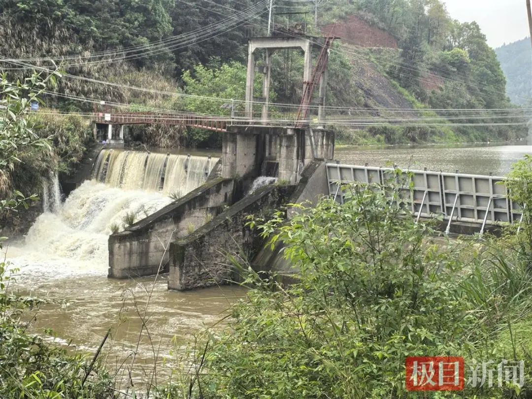 “湖南平江6死翻船事故”现场实探：溺亡6人均为亲友，村民称平时坐两三人的小船，这次竟坐了6人