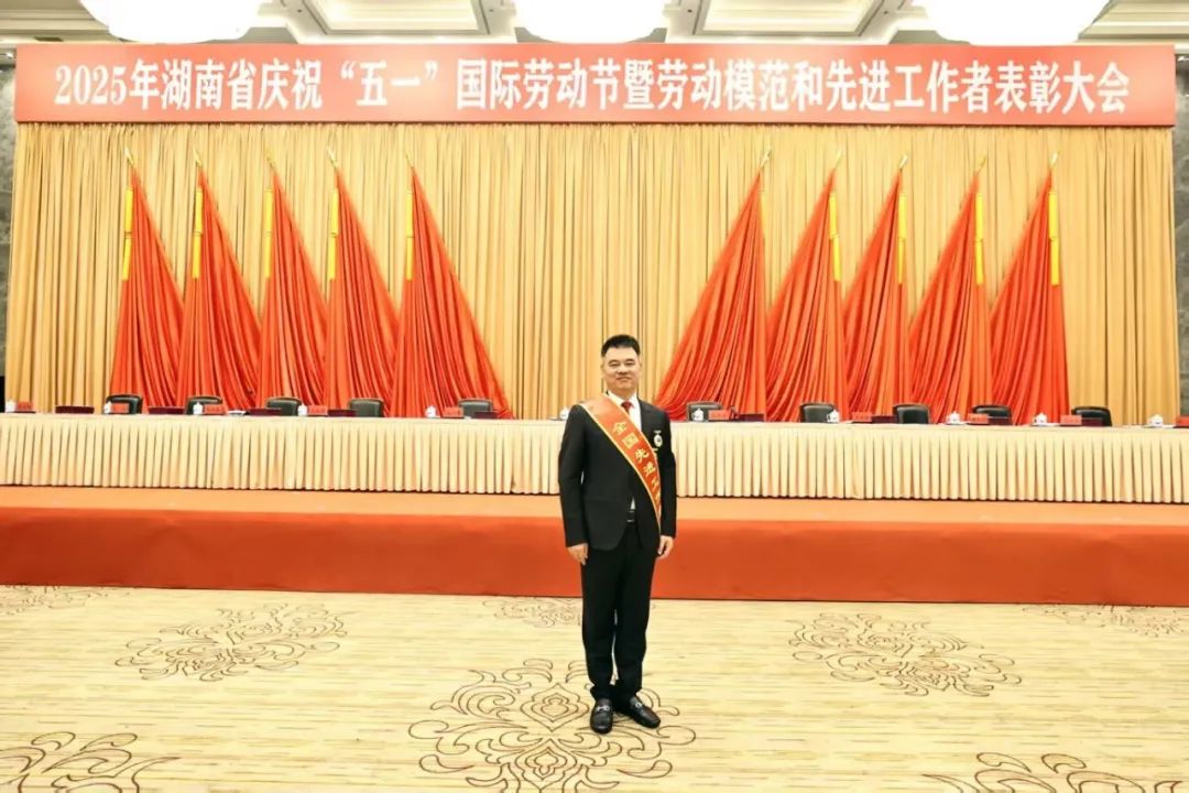 以爱育人 终成栋梁——记2025年全国先进工作者黄斌