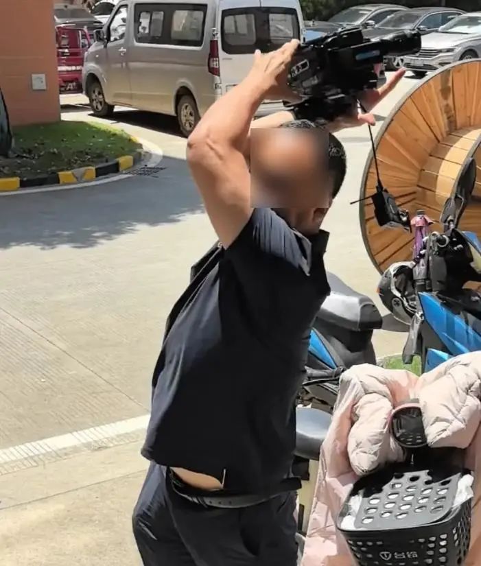 男子打砸记者摄像机被刑拘，公司产品曾用于长沙地铁，市监部门回应：确实用于6号线，已对产品抽检