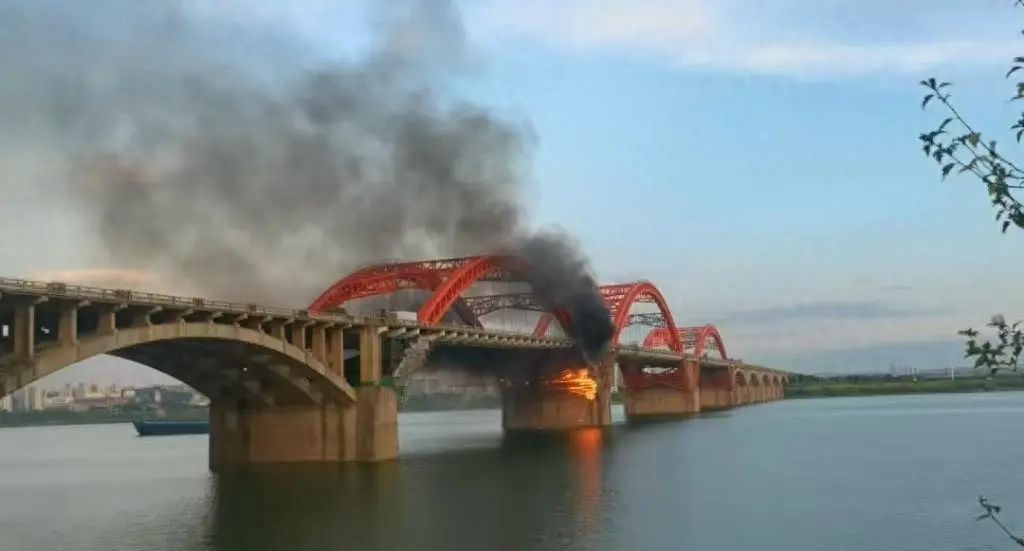 长沙绕城高速湘江特大桥一桥墩发生火情