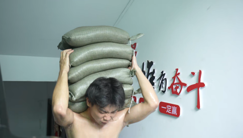 21岁男生在长沙扛楼“日挣千元”成网红：家里只有一个近90岁的爷爷了，想多赚点钱