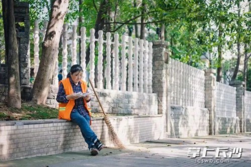 长沙54岁环卫工人自学拿到大专毕业证，“有梦想任何时候都不晚！”