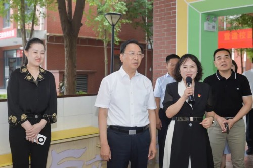 谭勇走访慰问一线教师并与教育工作者座谈