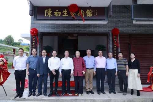 妙笔酬桑梓 文化名家陈初生回乡开展文旅宣推活动并捐赠作品