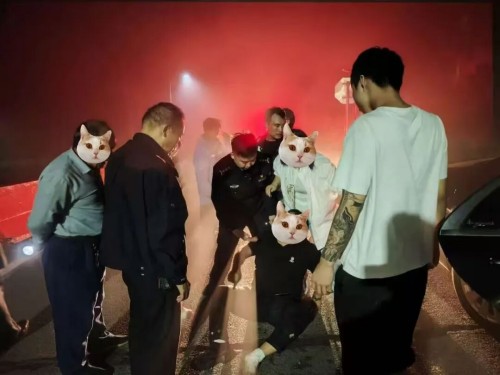 事发黑麋峰！男子凌晨坠下山坡......