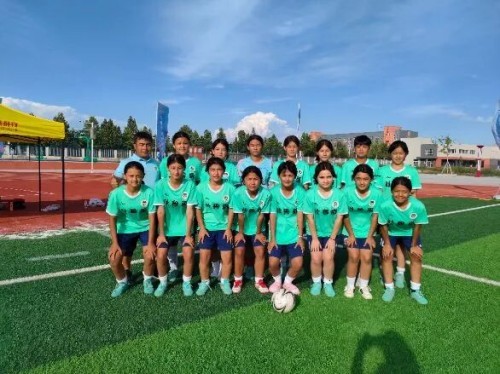 湘援3000公里！新疆戈壁女足穿湖南装备夺冠