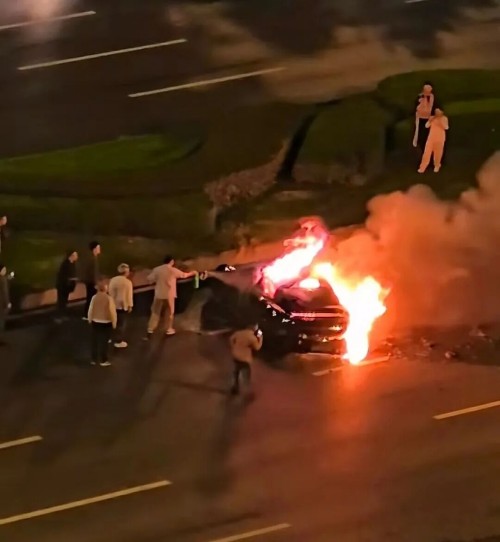 突发！小米汽车碰撞后爆燃，多人尝试救援打不开车门，驾驶员不幸遇难