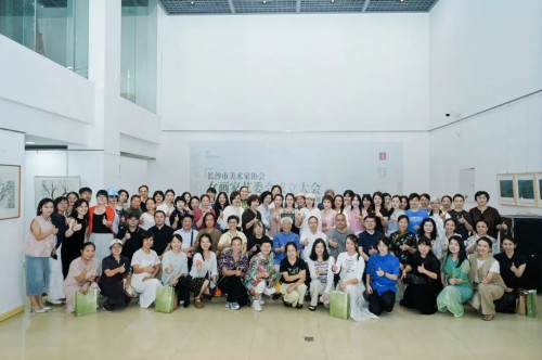 长沙市美术家协会女画家艺术委员会成立暨首届委员美术作品展开幕