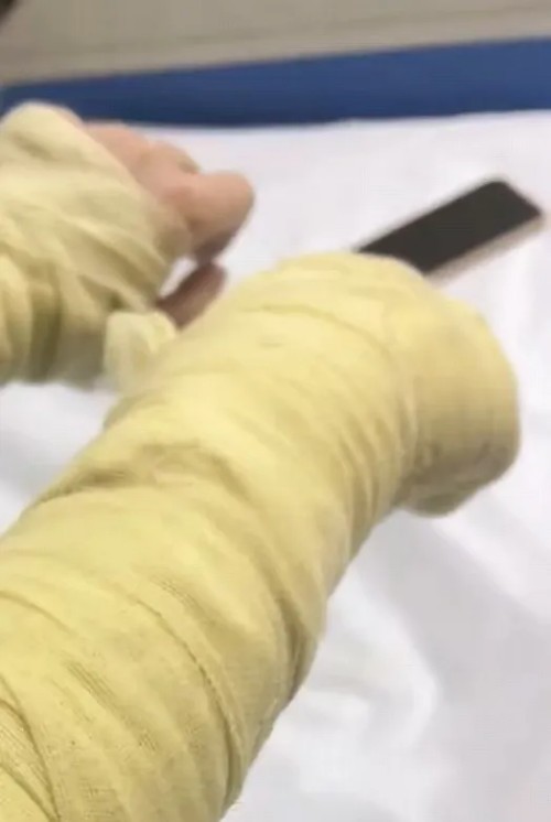 女主播称遭伪装快递包裹炸伤，湖南警方通报：刘某强（男，27岁）已被刑拘，因个人矛盾，将自制易燃物伪装成快递盒放置在鞋架上