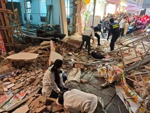 长沙网红街区墙体突然垮塌，2名女孩遇难，1人为大学生