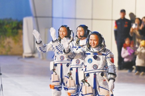 再次问鼎苍穹，重返太空家园，湖南籍航天员张陆——回家