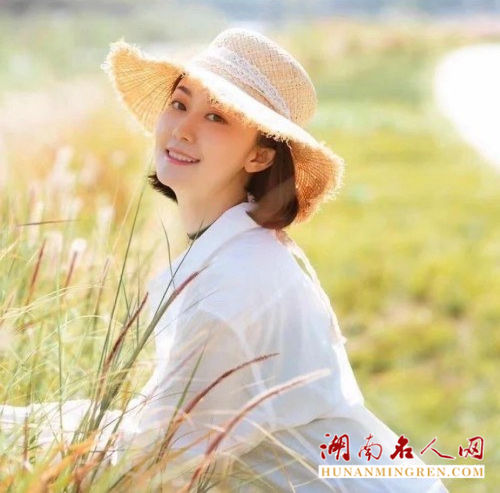 王令怡：音乐人、诗人、多元艺术家