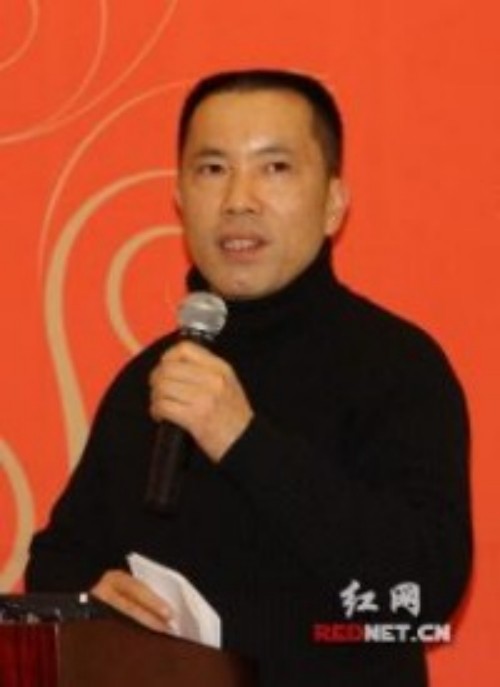 何顿：中国作家协会会员，长沙市文联副主席