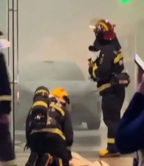 长沙一小米汽车展厅突然起火，多方回应