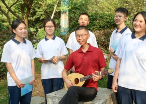 讲台上的歌者 逆境中的勇者——记2025年度“湖南省最美教师”郭雄辉