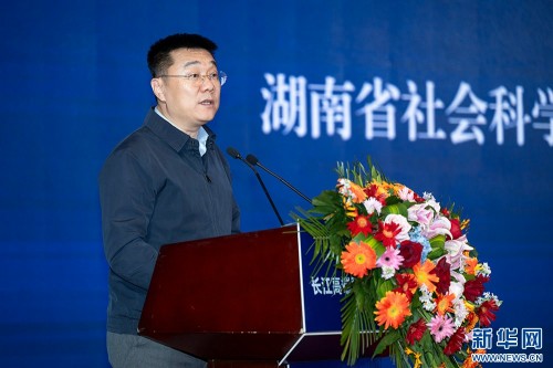 钟君履新湖南日报社党组书记、社长，享受国务院政府特殊津贴