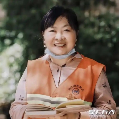 “扫帚诗人”黄新生首部作品集《我扫过的人间》出版