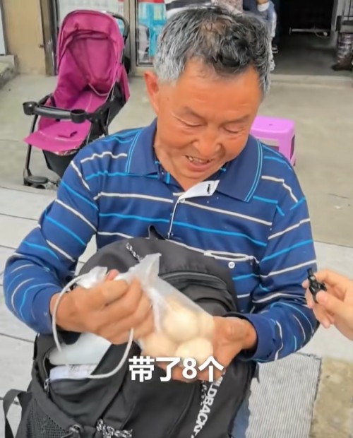 湖南新化考场外60岁父亲背8个土鸡蛋迎接儿子，湘潭大学热情回应