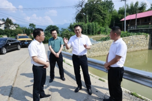 涟源市委书记段晓赛赴乡镇督导学校食品安全及农村公路安全隐患整治