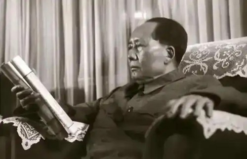 国民党警察厅长下令抓捕毛主席，却暗中放他逃生，28年后68岁进京求职，主席只批两个字