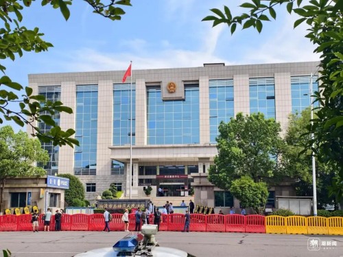 “弟弟举报哥哥冒名上大学”案母亲首度露面：弟弟长大当上公务员就飘了