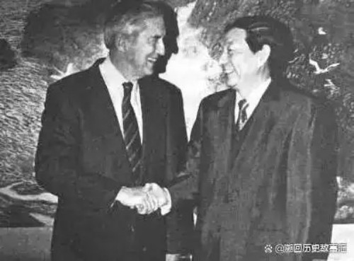  1999年中美入世谈判，龙永图不停给朱镕基递纸条提醒“国务院没授权”，朱镕基一拍桌子：“龙永图，你别再递条子了！”当场拍板搞定美方