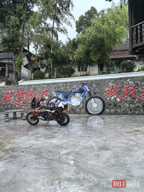 张雪在湖南怀化的老宅成网红打卡地，男子骑行1300公里专程打卡，村支书：想请他代言矿泉水，打“张雪牌”搞好乡村建设